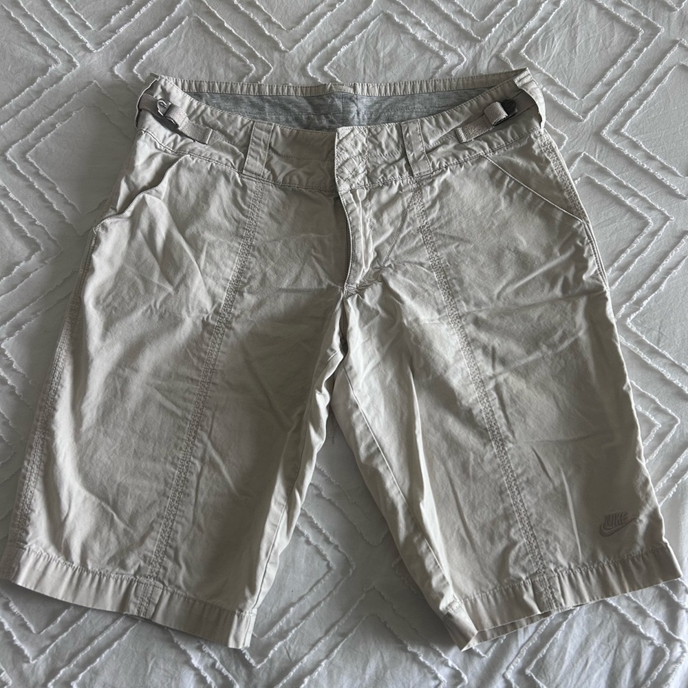 Nike Womens XS Light Tan long cotton shorts, hiking golf leisure Y2K Streetwear